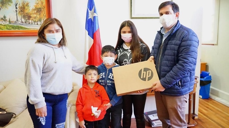 Joven recibe computador gracias a fondos sociales del Gobierno