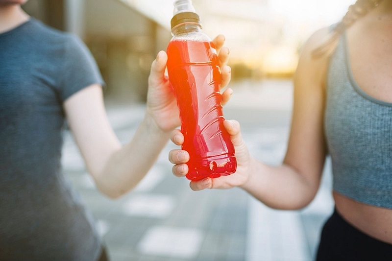 Bebidas energéticas e isotónicas: ¿Cuáles son los riesgos de su consumo excesivo?     