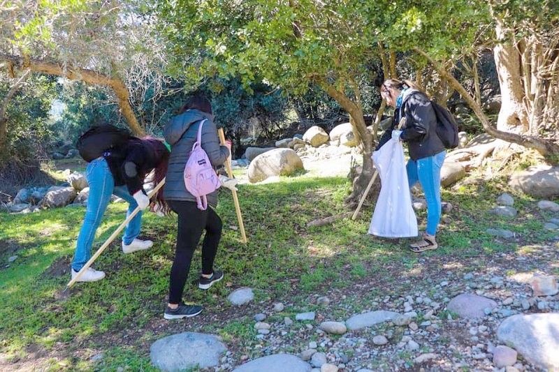 Voluntarios del primer Trekking en Vega de Las Casas en Longaví recolectaron más de 20 sacos de basura