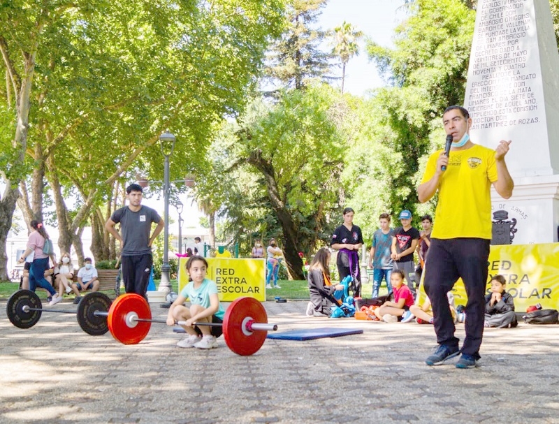 Red Extraescolar comenzó el año con exhibición de talleres de Kenpo y Halterofilia realizados en plaza de armas de Linares 