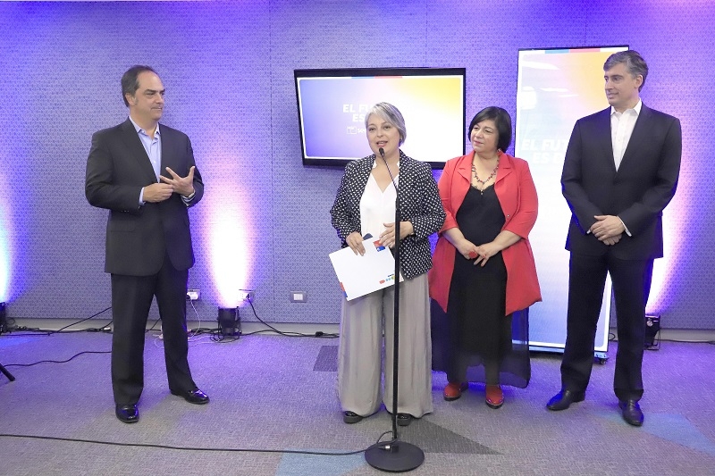 Sence y Microsoft firman acuerdo de colaboración para capacitar en herramientas digitales a 200 mil personas a 2027