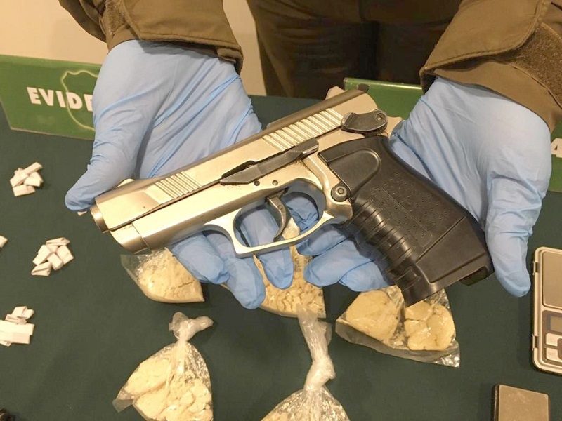 Linares: Carabineros de OS7 detuvo a un hombre por infracción a la ley de drogas y ley de control de armas