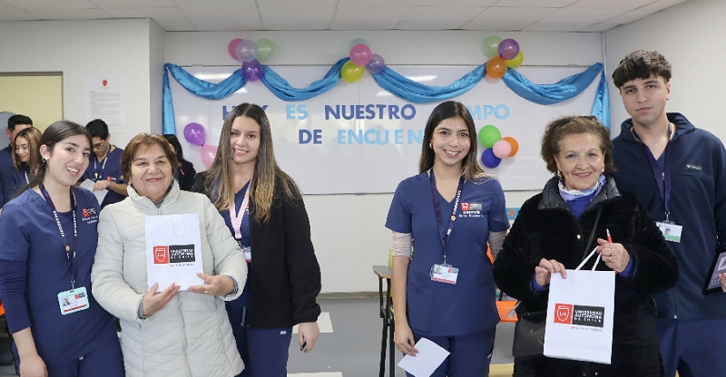 Estudiantes de Enfermería de la Universidad Autónoma realizan intervención de salud integral a personas mayores de Talca