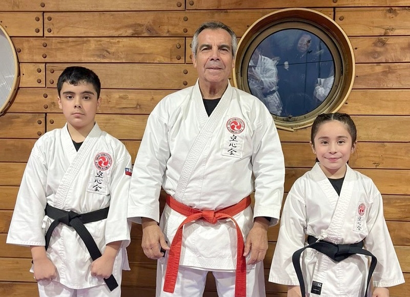 Linares:  Sensei Mauricio Troncoso graduó alumnos en karate