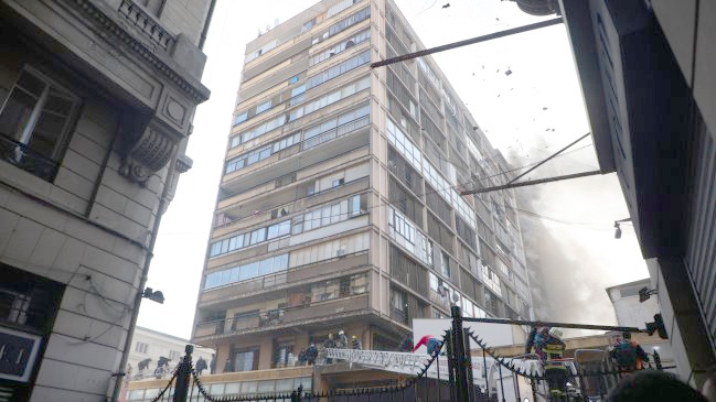Locatarios denuncian robos tras incendio en edificio de Santiago