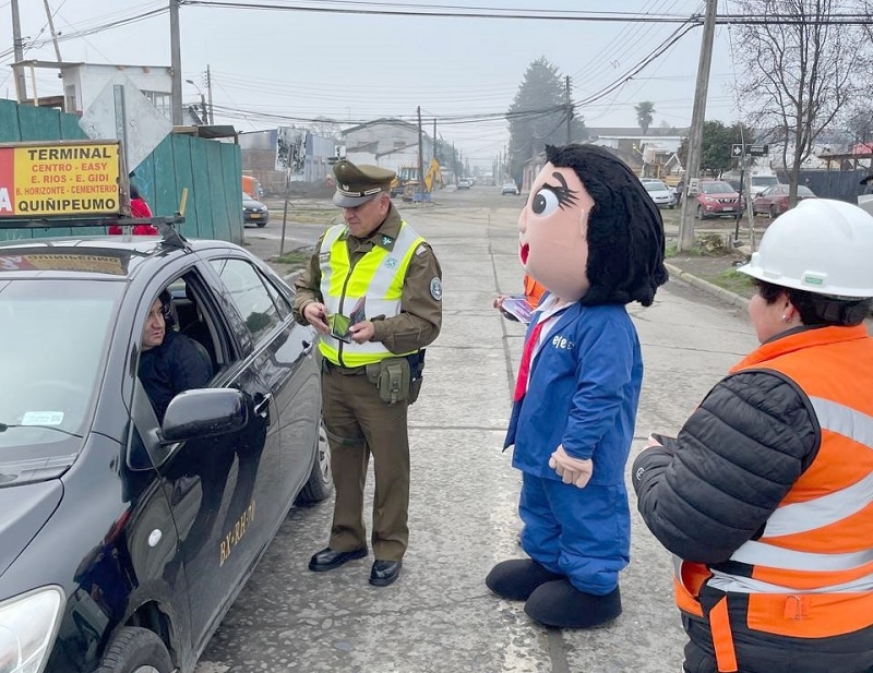 Carabineros y EFE realiza campaña preventiva en cruces de Linares