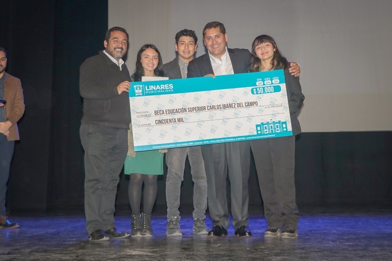 Estudiantes de Linares reciben Beca Municipal Carlos Ibáñez del Campo