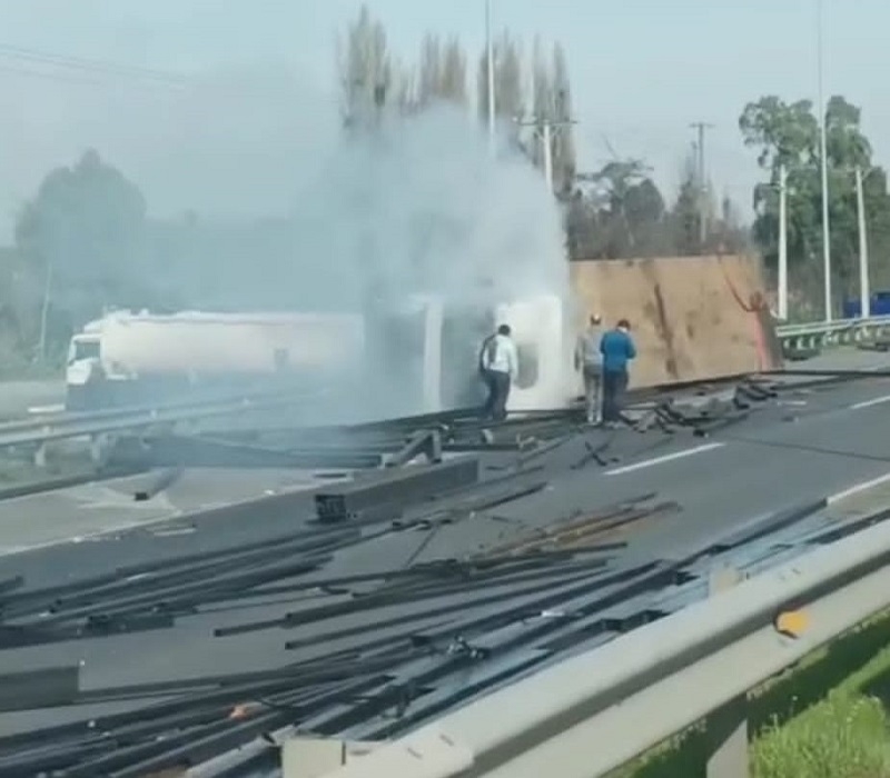 Linares:  volcamiento de camión generó colapso en Ruta 5 Sur