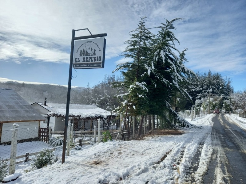 Alcalde de  Longaví envió equipo municipal para ver a familias damnificadas por  nevazones en precodillera