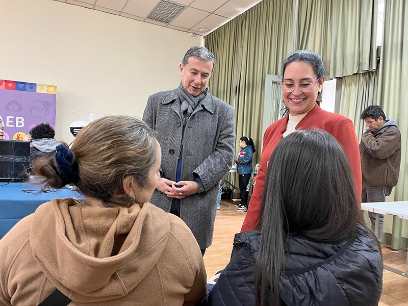 JUNAEB y delegación provincial de Linares visitan operativo oftalmológico de atención a estudiantes de la provincia