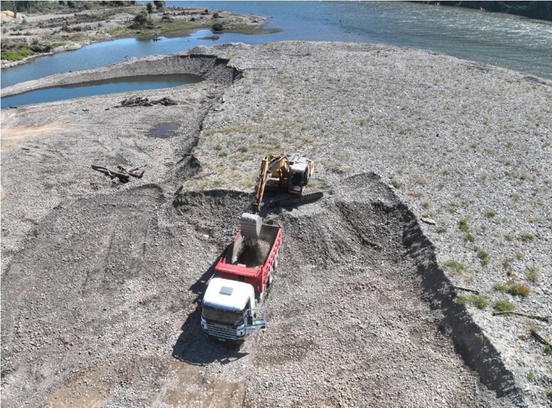 DGA Maule ordena paralización de labores a empresa que extrae áridos en sector Punta de Lobos del río Maule en Constitución
