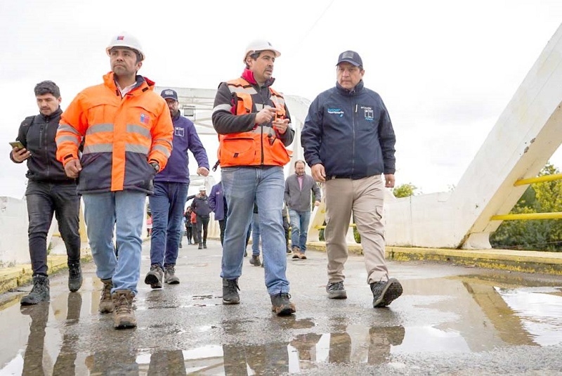 Autoridades inspeccionan avances en reposición de Puente Tres Arcos en Linares