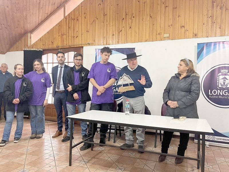 Alcalde de Longaví entrega reconocimiento a alumnos de la carrera de Ingeniería Comercial de la Universidad Católica por la construcción de 10 casas sociales en la comuna