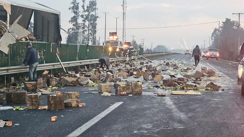 Parral: choque de camión contra barrera generó corte del tránsito en Ruta 5 Sur