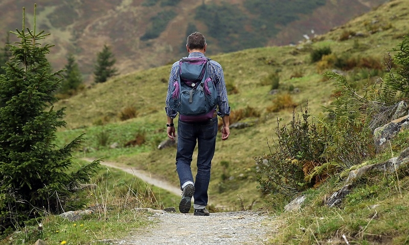 ¿Cuáles son los riesgos de realizar largas caminatas?: recomendaciones para evitar lesiones y mantener una buena alimentación