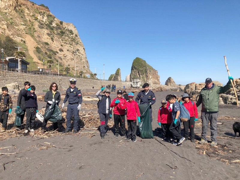 Cerca de 500 kilos de residuos marinos fueron recolectados en jornada de limpieza de playas en Constitución  