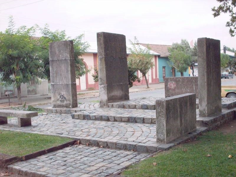 Memorial Olmos - Mesa Seco, en Alameda Valentín Letelier, frente al Museo