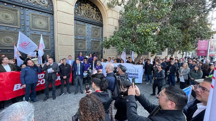 Sindicatos contra la CMF: Amenazan con una "gran paralización" por eliminación del feriado bancario