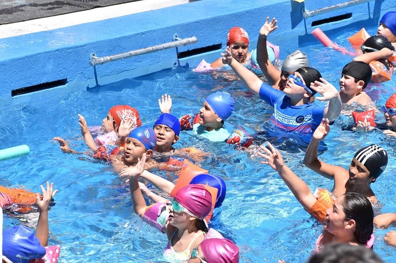 Delegado Presidencial encabezó masivo lanzamiento de cursos de natación 