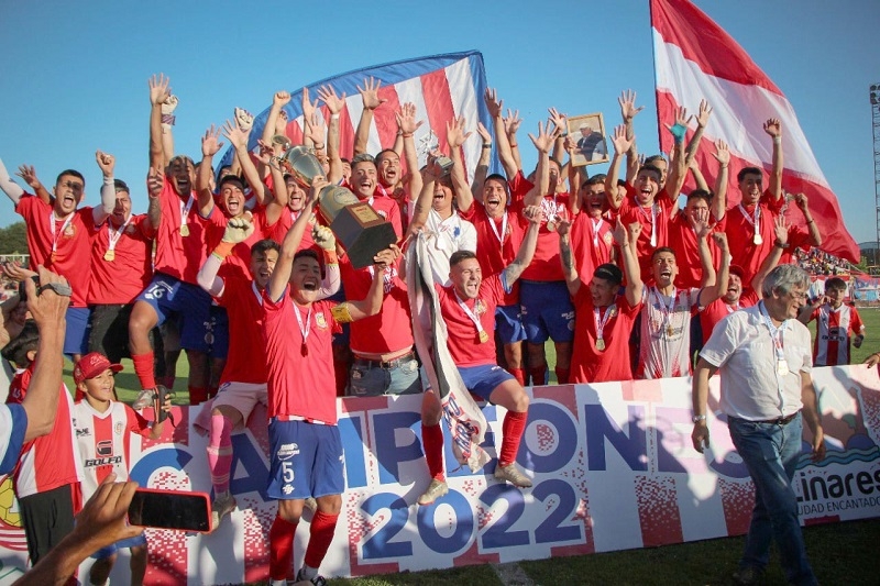 Campeones Invictos: Albirrojos golearon a Provincial Ranco y recibieron la Copa junto a la hinchada 