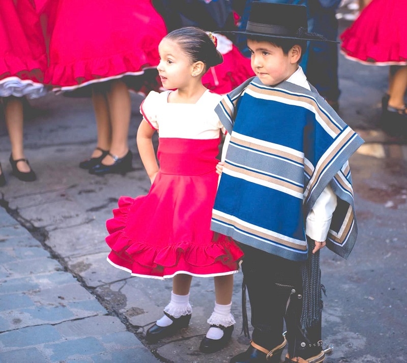 Enseñar las tradiciones a los niños contribuye a su identidad y autoestima  