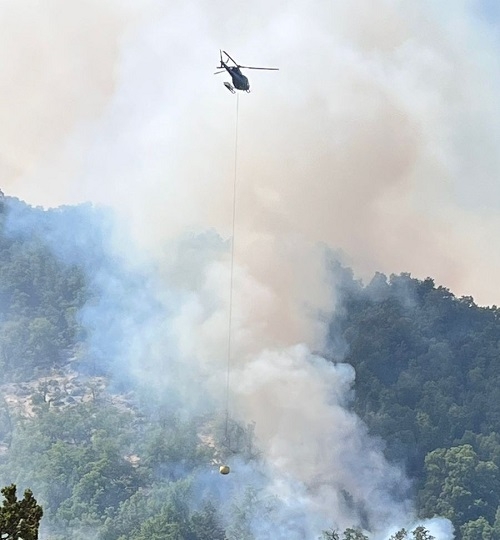 Dos Helicópteros y una avioneta se suman al combate de incendios forestales en la cordillera de Longaví