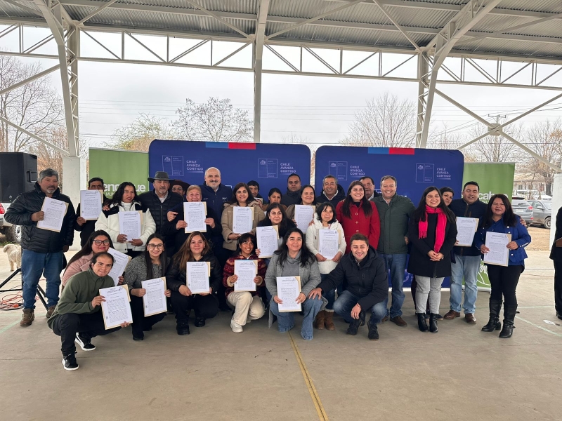 En Pencahue y Linares entregan 316 escrituras de viviendas 