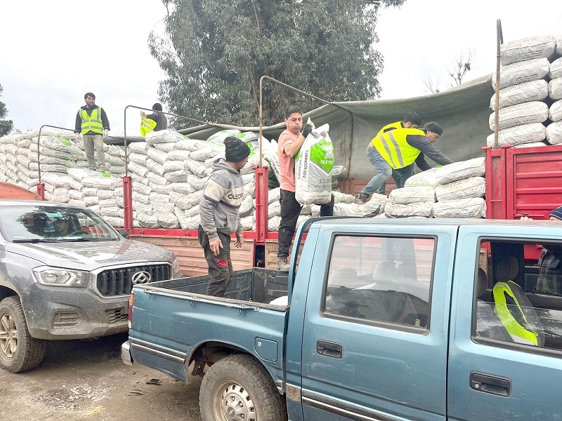 110 agricultores de Longaví recibieron sacos de concentrados para sus animales