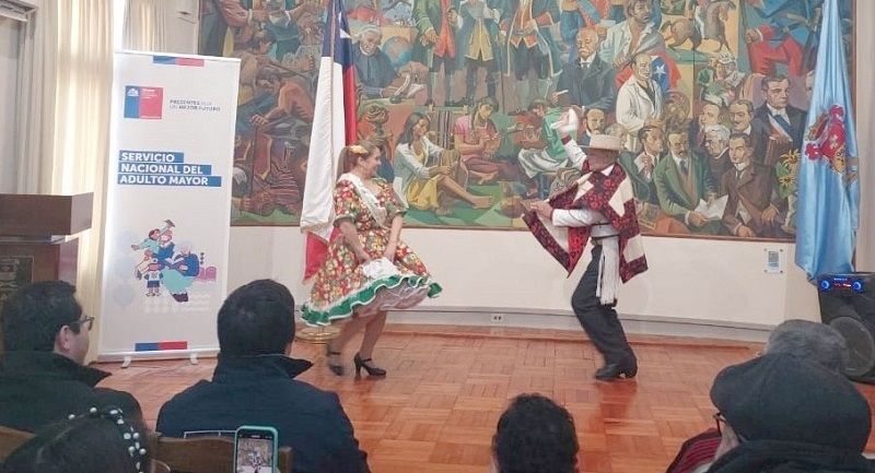 Con esquinazo en Linares se lanzó el Campeonato Regional de Cueca para Personas Mayores 2024