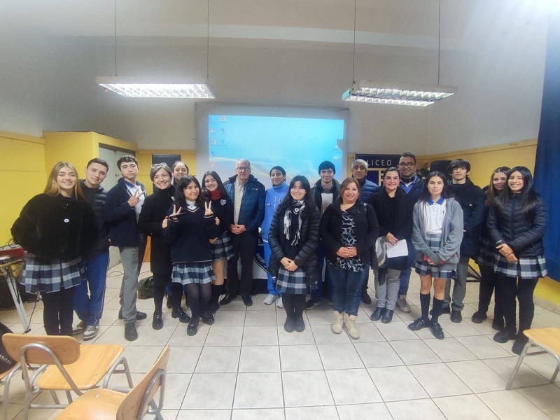 Esta semana: Historiador Jaime González Colville dictó charla en liceo Diego Portales