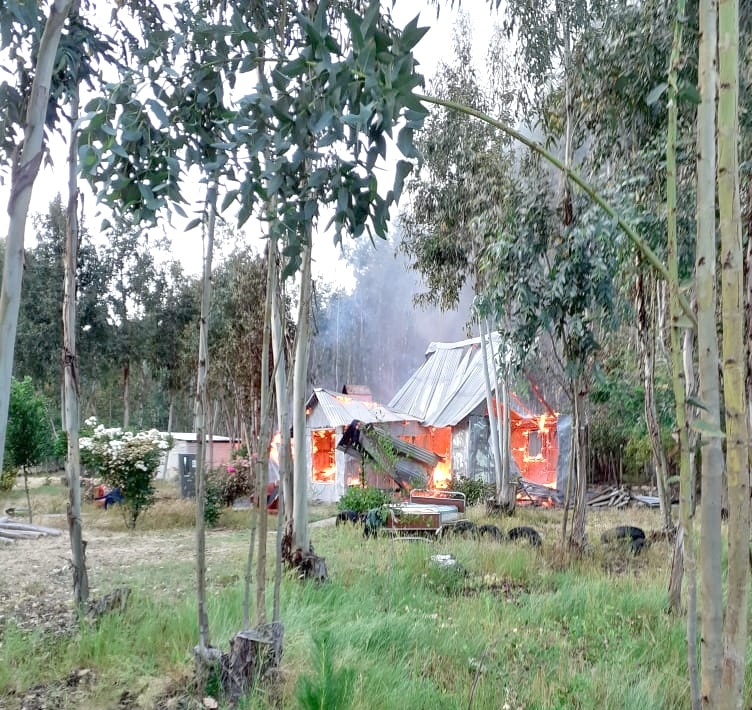 Linares: Incendio de casa movilizó a bomberos hasta camino a Embalse Ancoa