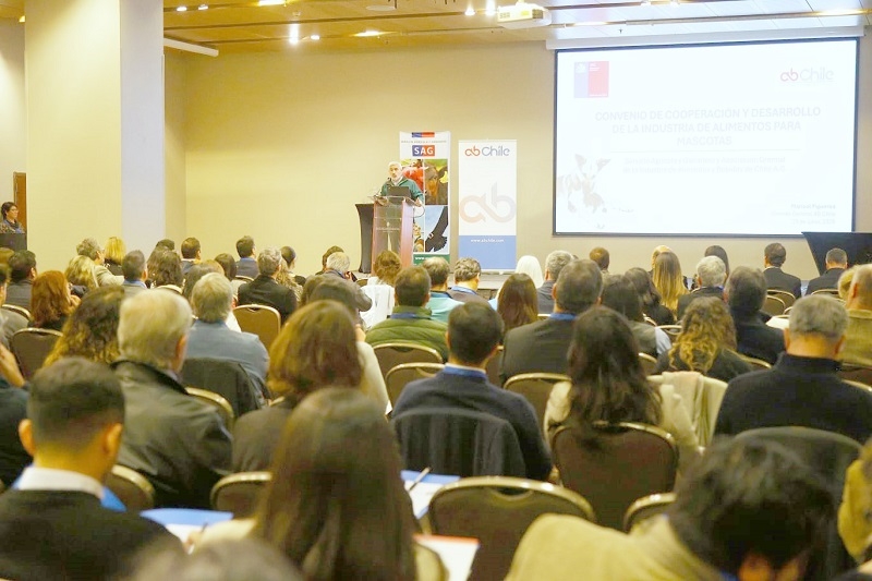 SAG y AB Chile firman alianza para el desarrollo de industria de alimentos para mascotas en Chile  
