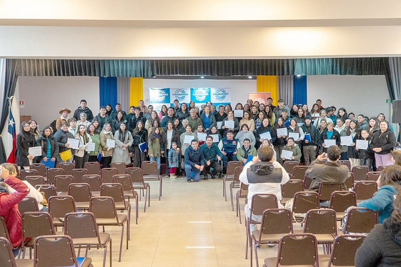 En Cauquenes entregan becas municipales a 123 estudiantes 