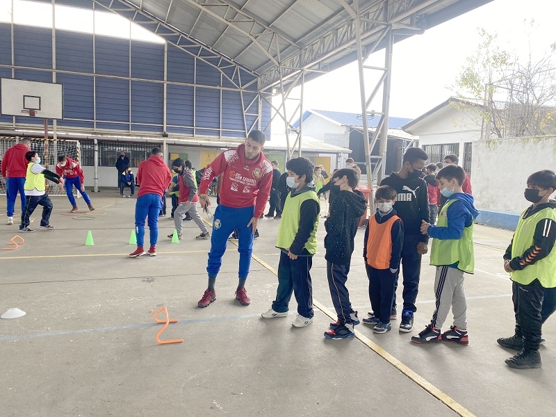 Deportes Linares realizó primera clínica deportiva de la temporada en la Escuela Los Leones 