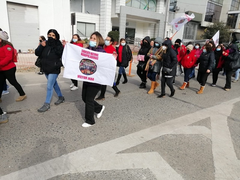 Linares: Manipuladoras de Alimentos realizaron paro en protesta por recarga laboral