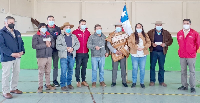 Usuarios de INDAP de  Yerbas Buenas y Colbún recibieron incentivos para mejorar sus negocios productivos