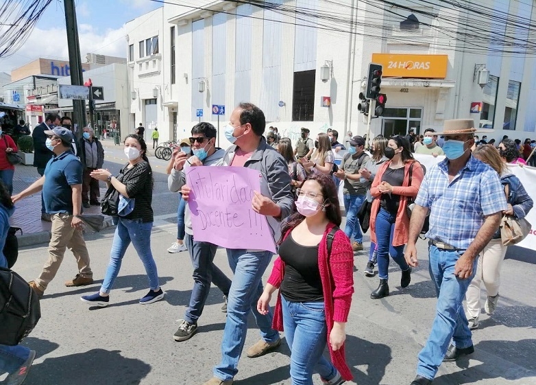 Profesores marcharon por el centro de Linares, sumándose al paro nacional convocado por el gremio