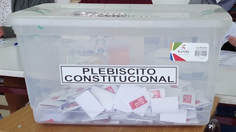 Encuesta CADEM: opción “a favor” en 38% y “en contra” en 46% de cara al Plebiscito Constitucional