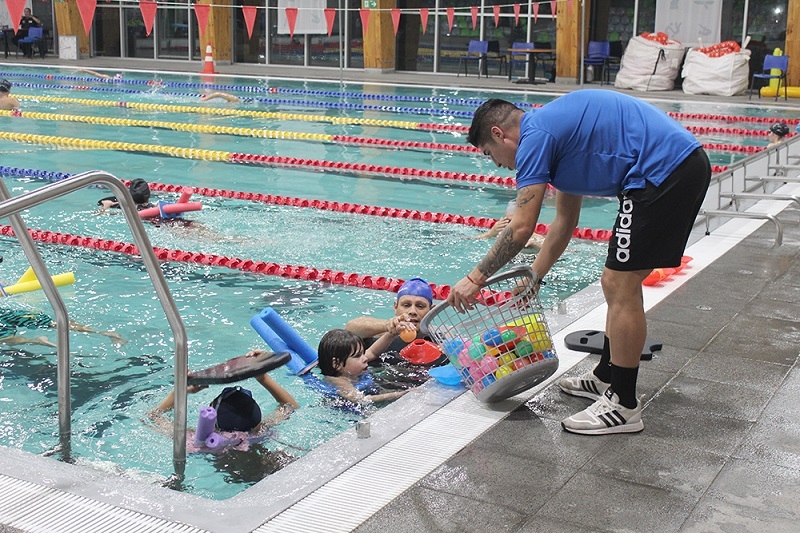 IND Maule imparte exitoso taller de natación para niños con Condición del Espectro Autista