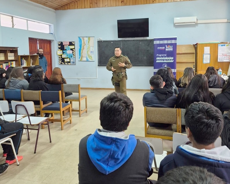  Linares:  Carabineros realizó charla preventiva sobre Ley de Responsabilidad Penal Adolescente