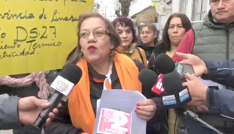Linares: vecinos protestaron en el frontis de SERVIU por más subsidios