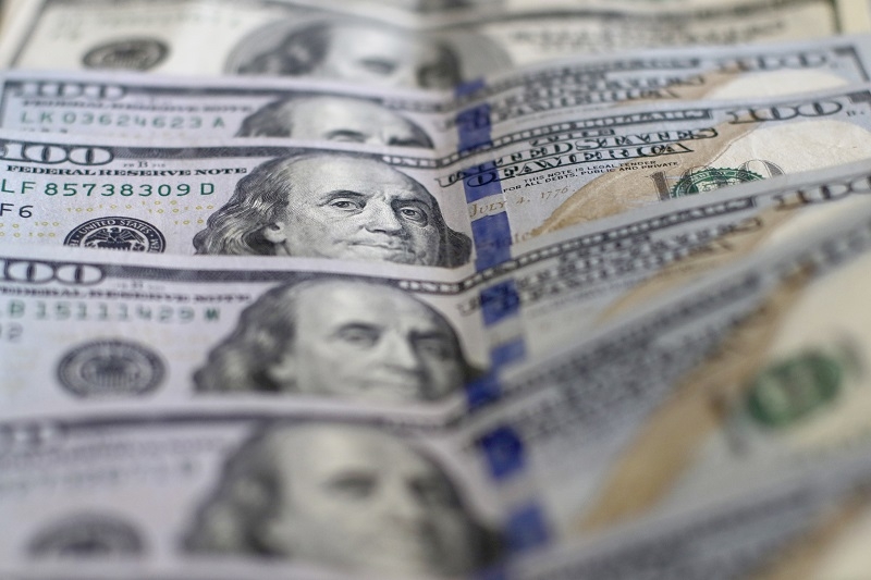 Dólar anota leve caída este viernes y acumula importante baja semanal de casi $15