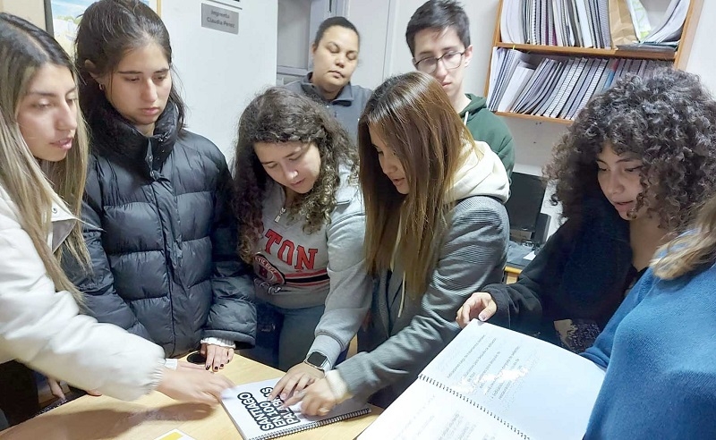 Estudiantes de Pedagogía en Inglés de la U. Autónoma visitan Biblioteca Central para Ciegos
