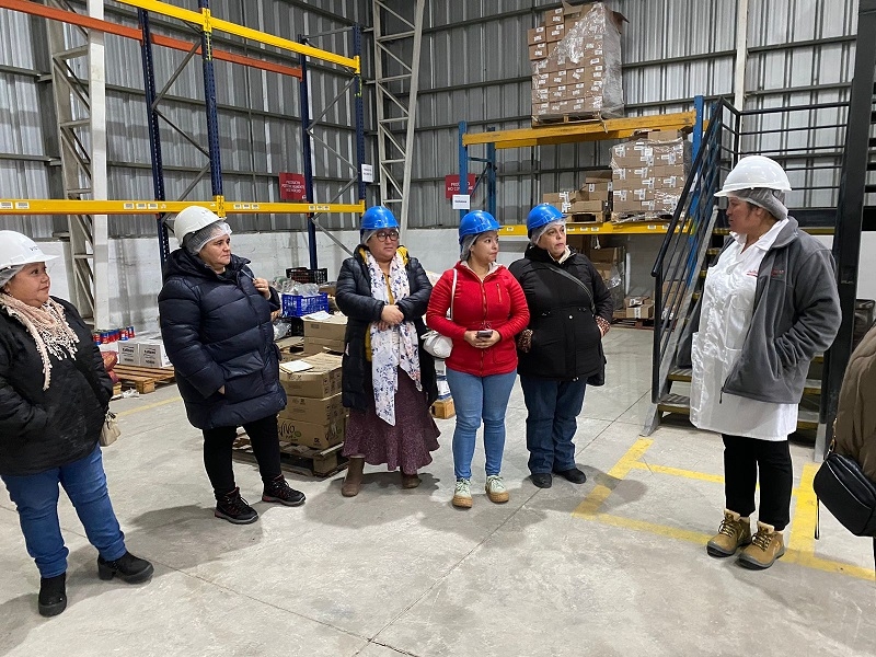 Apoderadas visitaron bodega de la empresa concesionaria del programa de alimentación escolar de JUNAEB
