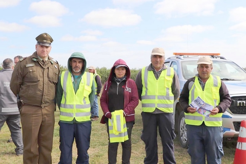 Departamento de Seguridad Pública de Longaví entregó chalecos reflectantes a trabajadores agrícolas de la localidad de La Cuarta