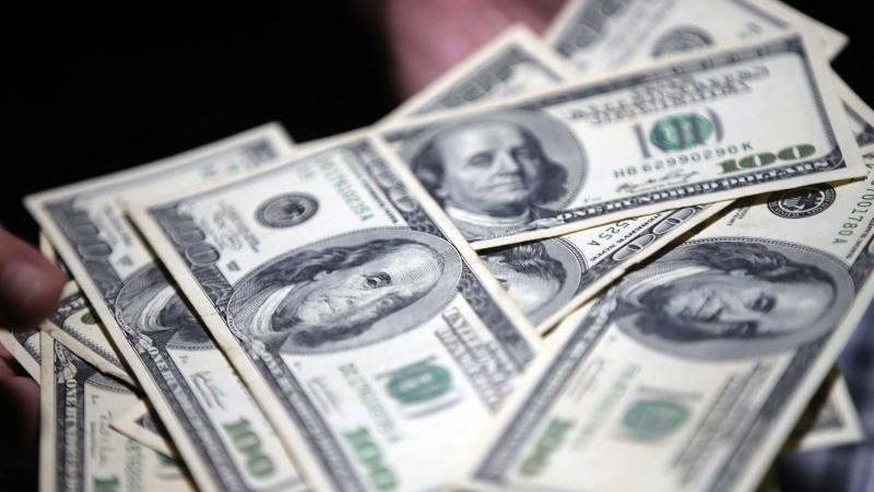 Dólar se dispara y cierra la semana sobre los $950 ante incertidumbre por aranceles de Trump e impacto del desempleo