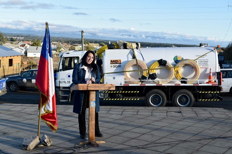 Gobierno Regional entregó camión limpiafosas a Chanco